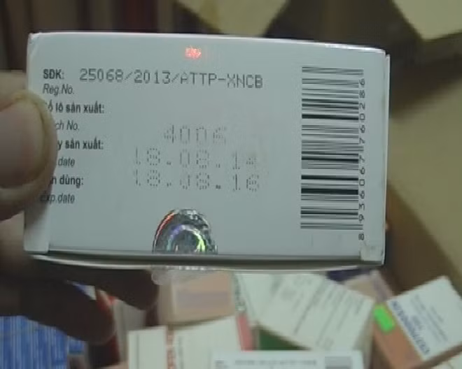 Lực lượng QLTT thu giữ tang vật của vụ việc