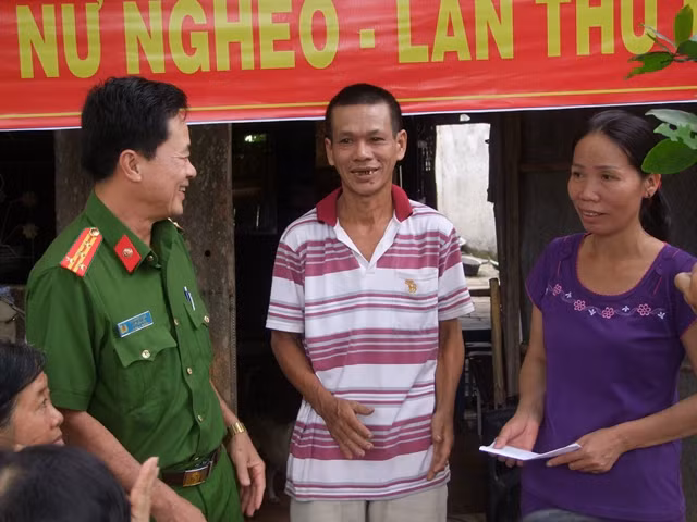 Đại tá Phạm Văn Cao trao tặng quà cho gia đình bà Lựu