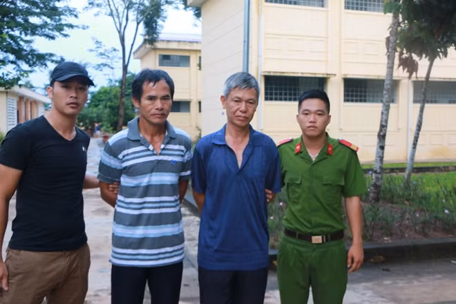 Vũ Văn Chi và Vũ Văn Vị (giữa) tại buổi bàn giao
