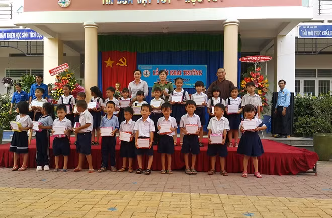 Học sinh nghèo hiếu học nhận quà đầu năm học mới.