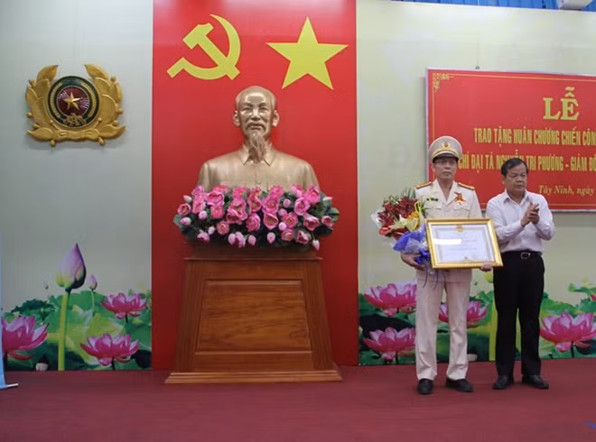 Đồng chí Phạm Văn Tân trao Huân chương chiến công hạng nhì cho Đại tá Nguyễn Tri Phương.