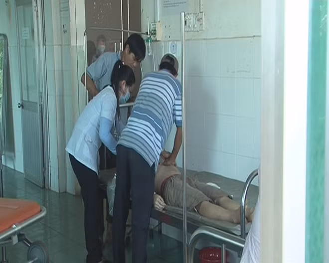 Các bác sỹ cấp cứu cho nạn nhân nhưng không kịp