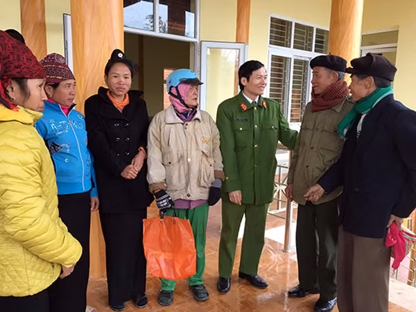 Lãnh đạo Công an huyện Mường Ảng trò chuyện với bà con ở xã Ảng Tở.