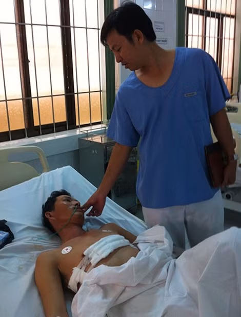 Mâu thuẫn trong tiệc nhậu, anh Hùng bị đâm thủng tim.