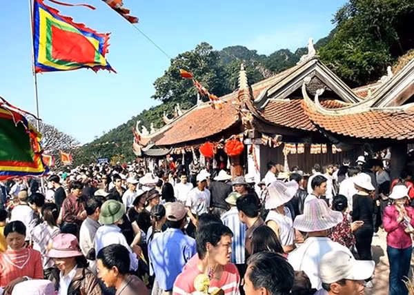 Du khách đổ về Yên Tử.