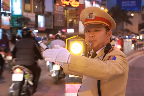 Trung tá Lê Tú, Đội trưởng đội CSGT số 3, Công an Hà Nội cho biết: “Để đảm bảo an toàn giao thông trước, trong và sau khi diễn ra lễ tại chùa Phúc Khánh, Đội CSGT số 3 đã huy động 22 Chiến sĩ và 2 chỉ huy tham gia làm nhiệm vụ”.