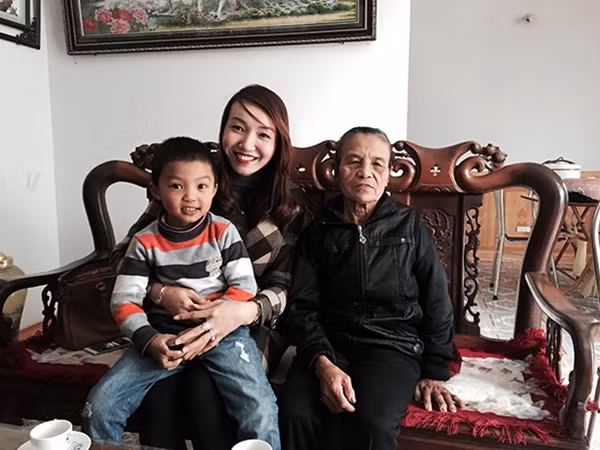 Chị Xoan (vợ Thiếu tá Nguyễn Văn Hải) cùng con trai và mẹ.
