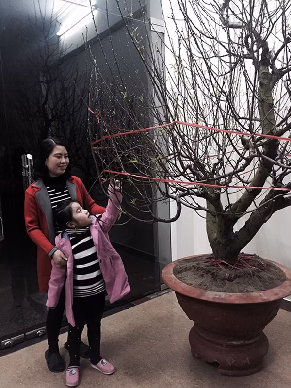 Vợ Thượng úy Dân và con gái.