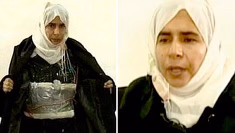 Sajida al-Rishawi diễn lại việc đeo đai thuốc nổ để đánh bom tự sát một khách sạn ở Jordan. Sajida al-Rishawi diễn lại việc đeo đai thuốc nổ để đánh bom tự sát một khách sạn ở Jordan.
