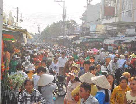 Vào những ngày cao điểm, có trên 60.000 lượt khách đến tham quan, chúng tiến Bà Chúa Xứ núi Sam.