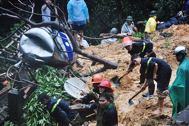 Cứu ứng một ngôi nhà bị sập hoàn toàn tại Hạ Long.