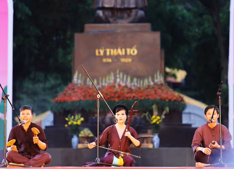 Nhóm Xẩm Hà thành biểu diễn tại Tượng đài Lý Thái Tổ - Hà Nội ngày 17/5/2015.