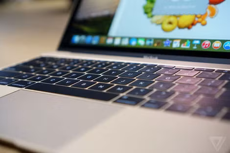 Máy mới được thiết kế hoàn toàn lại bàn phím, trackpad và pin để đạt đến độ mỏng như hiện nay.