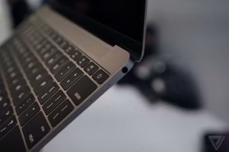 Cạnh trái của máy trang bị duy nhất cổng USB-C, thay thế cho 5 kết nối bao gồm HDMI, VGA, USB, DisplayPort và cổng sạc.