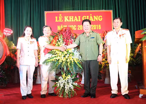 Thứ trưởng Bùi Văn Thành, đánh trống Khai giảng.