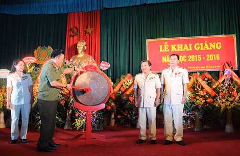Thứ trưởng Bùi Văn Thành tặng hoa chúc mừng Trường Văn hóa I.