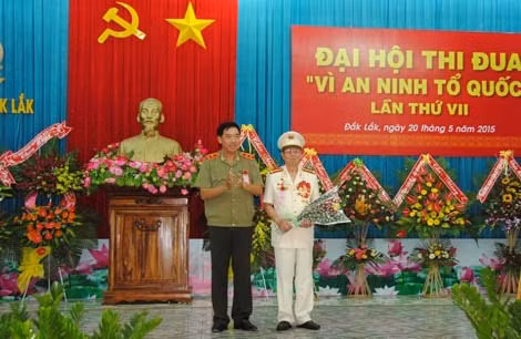 Trung tướng Lê Văn Đệ tặng hoa chúc mừng Đại tá Trần Cao Giảng, nguyên Phó ban phụ trách An ninh Công an Đắk Lắk được Chủ tịch nước phong tặng danh hiệu Anh hùng LLVT nhân dân.