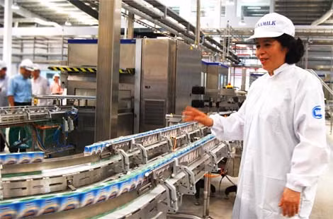 Bà Mai Kiều Liên tại nhà máy sản xuất sữa nước của công ty Vinamilk.