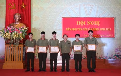 Đại tá Dương Xuân Đức, Hiệu trưởng Trường Văn hoá I – Bộ Công an tặng Giấy khen cho 5 tập thể đạt thành tích xuất sắc.
