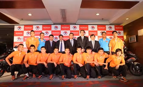 Lãnh đạo VFF, Công ty Honda Việt Nam và các tuyển thủ U23 tại lễ ký kết