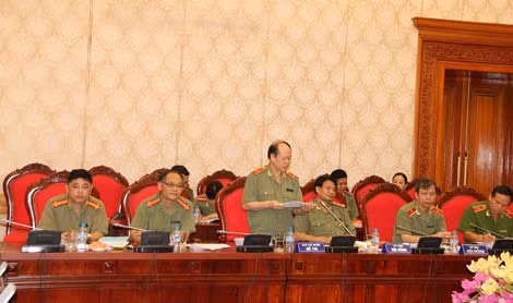 Thiếu tướng, GS, TS Bùi Quản Bạ, Phó Chủ nhiệm Đề tài báo cáo Hội đồng khoa học kết quả nghiên cứu.