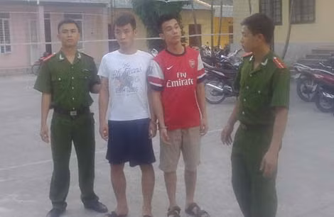 Lực lượng công an bắt, dẫn giải Nguyễn Đức Huy và Nguyễn Việt Anh.