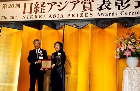 Bà Mai Kiều Liên nhận giải thưởng Nikkei châu Á.