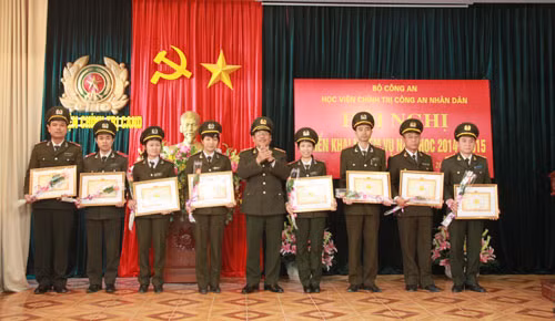 Thiếu tướng, GS.TS Trương Giang Long trao danh hiệu Chiến sỹ thi đua cơ sở cho những cá nhân xuất sắc.