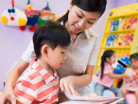 Cô giáo mầm non phải vừa là một nhà sư phạm, vừa là một người mẹ của trẻ nhỏ (ảnh chỉ có tính chất minh họa).