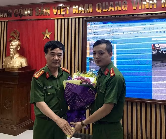Đại tá Vũ Minh Phương, Trưởng Công an quận Thanh Xuân tuyên dương Thượng úy Vương Hoàng Lâm.