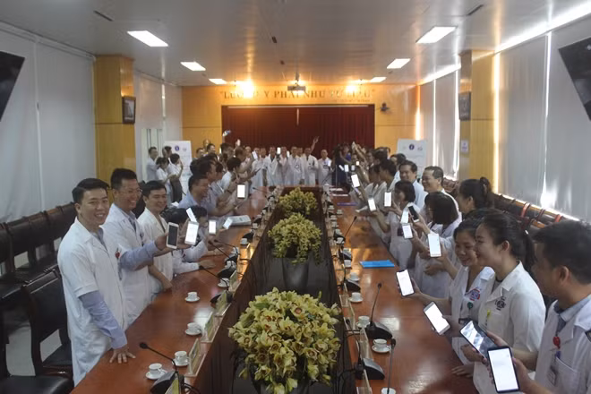Các thầy thuốc nhắn tin ủng hộ bệnh nhân ung thư