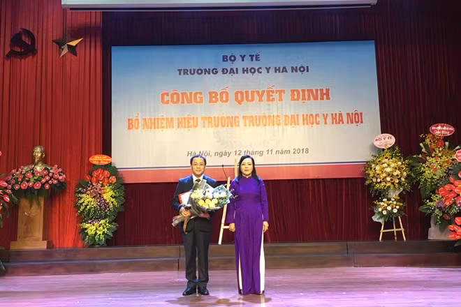 Bộ trưởng Nguyễn Thị Kim Tiến trao Quyết định bổ nhiệm Hiệu trưởng cho GS. Tạ Thành Văn