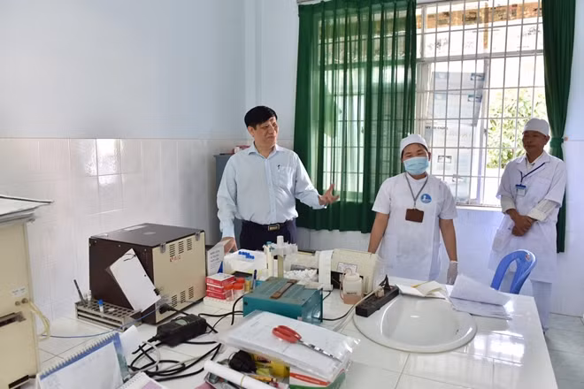 Lãnh đạo Bộ Y tế kiểm tra công tác ứng phó với dịch ở một cơ sở y tế