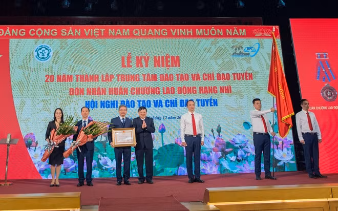 Thứ trưởng Bộ Y tế Nguyễn Viết Tiến trao Huân chương Lao động hạng Nhì cho tập thể các thầy thuốc Trung tâm Đào tạo và Chỉ đạo tuyến-BV Bạch Mai.