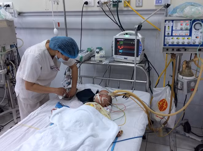 Trẻ bị sởi biến chứng phải hổi sức cấp cứu tại BV nhi Trung ương