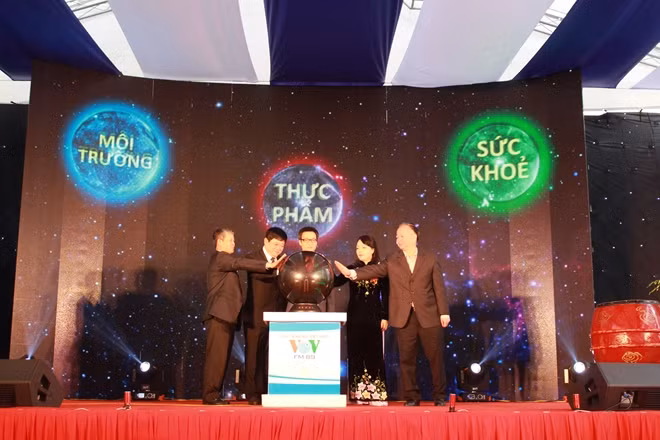 Phó Thủ tướng Vũ Đức Đam và các đại biểu nhấn nút phát sóng Kênh Sức khỏe và ATTP