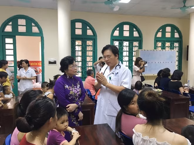 Bà Trần Thị Thanh Thanh lắng nghe Th.BS. Nguyễn Văn Thường, Phó Giám đốc BVĐK Xanh Pôn báo cáo tình hình bệnh nhi đang điều trị