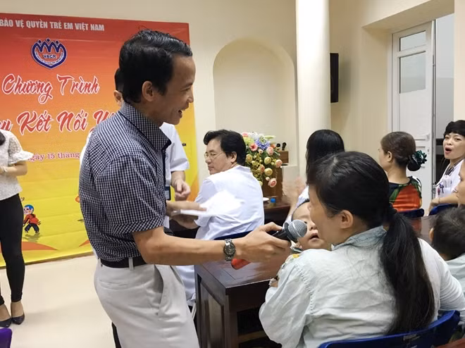 Các bác sĩ và phụ huynh bệnh nhi cùng hát, vui Trung thu với các bé