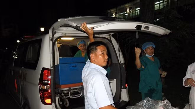 Để mang một quả tim và 2 lá gan từ TP. Hồ Chí Minh ra Hà Nội ghép, phải có một ekip phẫu thuật viên giỏi của BV Việt Đức.