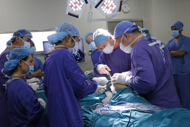 BS.Owen R. Wall phẫu thuật thị phạm và chuyển giao công nghệ