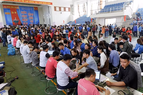 Rất đông người tham gia hiến máu và các hoạt động tại Lễ hội Xuân hồng