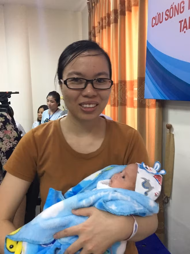 Niềm vui đón con gái đầu lòng ra viện
