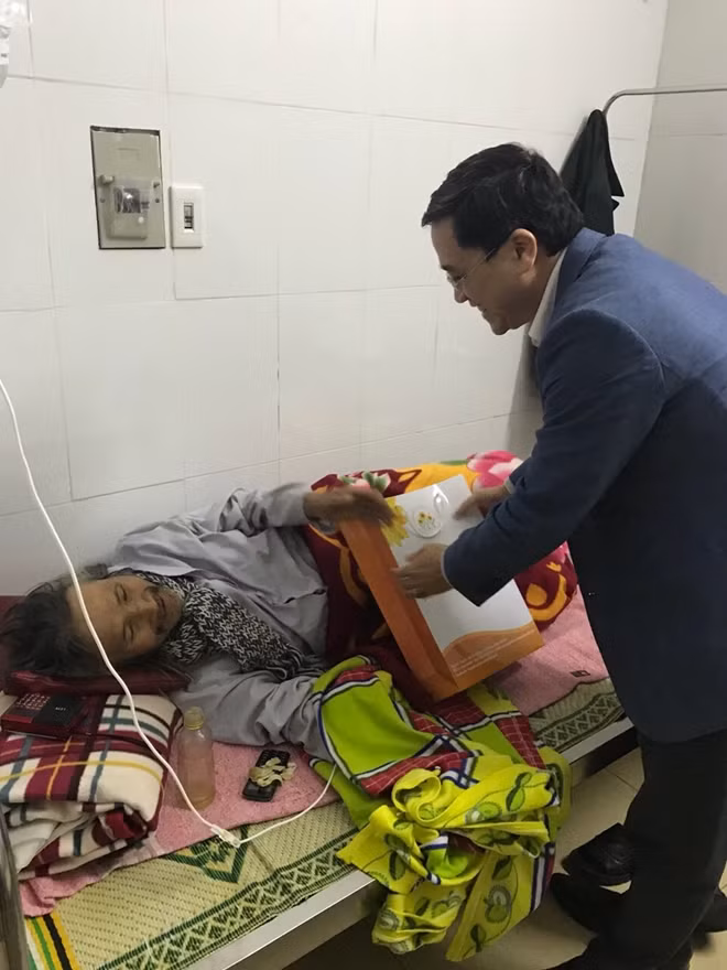 Thăm hỏi, tặng quà bệnh nhân ung thư có hoàn cảnh khó khăn