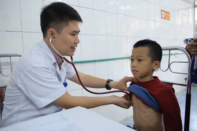 Bác sĩ về khám, chữa bệnh cho bà con ở đảo Cô Tô
