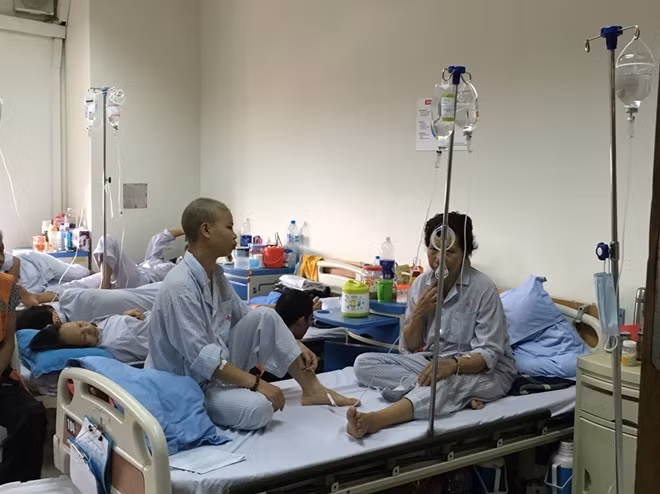 Chi phí của người bệnh ung thư rất lớn, nhưng vẫn được BHYT chi trả nếu tham gia BHYT.