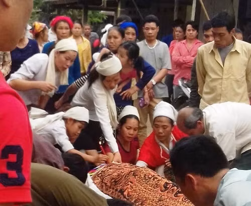 Người thân chuẩn bị tang lễ cho chị Khuyên (ảnh: CTV) Người thân chuẩn bị tang lễ cho chị Khuyên (ảnh: CTV)