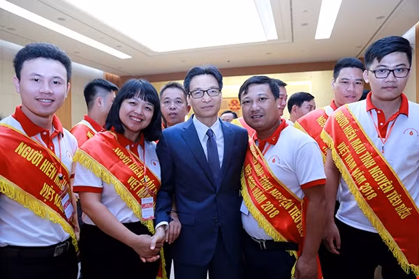 Phó Thủ tướng Vũ Đức Đam và các tấm gương tiêu biểu về hiến máu tình nguyện Phó Thủ tướng Vũ Đức Đam và các tấm gương tiêu biểu về hiến máu tình nguyện