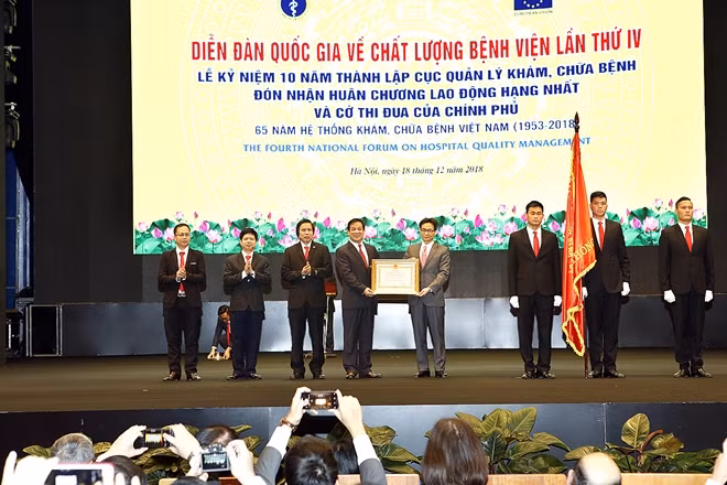 Phó Thủ tướng Vũ Đức Đam trao Huân chương Lao động hạng Nhất và Cờ thi đua của Chính phủ cho Cục Quản lý KCB.