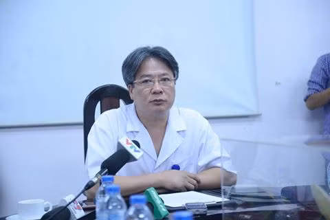 GS.TS. Trần Bình Giang-Phó Giám đốc BV Việt Đức thay mặt BV xin lỗi bệnh nhân và gia đình vì sai sót