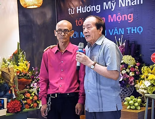 Nhà thơ Hữu Thỉnh chúc mừng nhà văn Nguyễn Văn Thọ có thêm 2 “đứa con tinh thần”